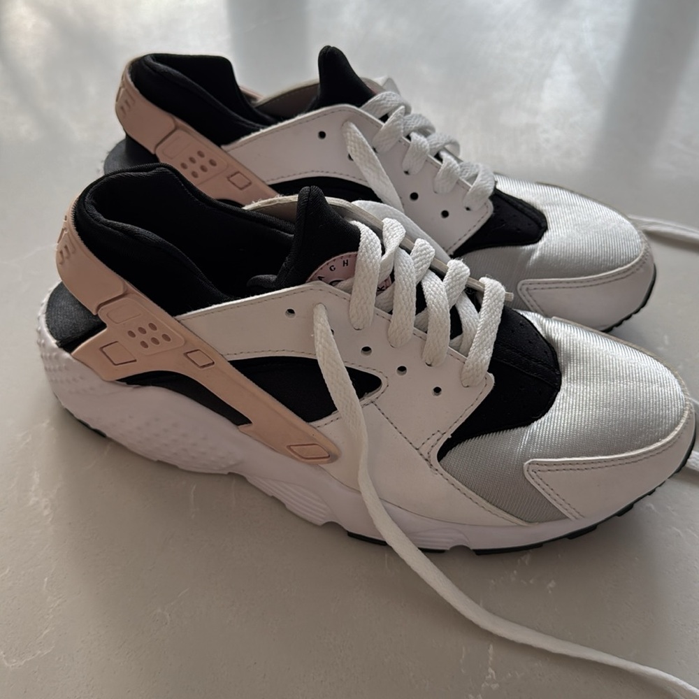 Kids Nike Runners, size 6Y - amazing condition
